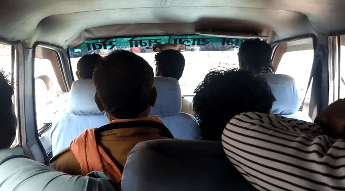 ネパールの乗り合いバス